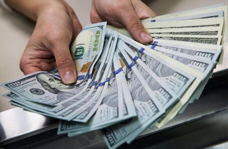 Отток с валютных счетов «Сбера» в январе составил более миллиарда долларов