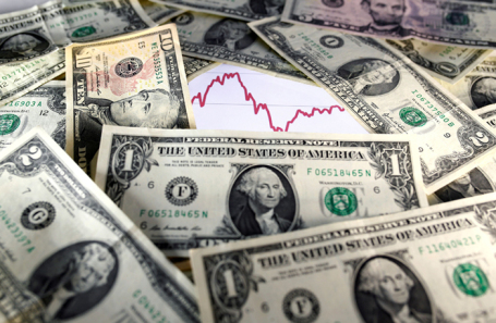 Почему доллар падает на Московской бирже?