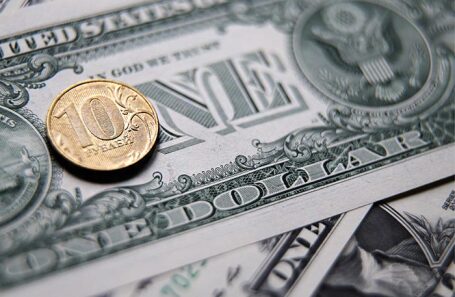 ЦБ установил валютные курсы на вторые майские выходные. Как вести себя инвесторам?