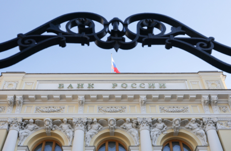 ЦБ увеличил лимит на перевод денег за рубеж в пять раз — до 50 тысяч долларов. Как отреагирует рубль?