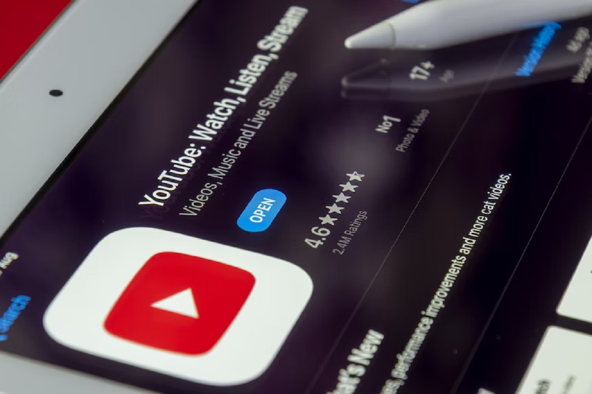 В Минцифры опровергли информацию о закрытии сервиса YouTube в России
